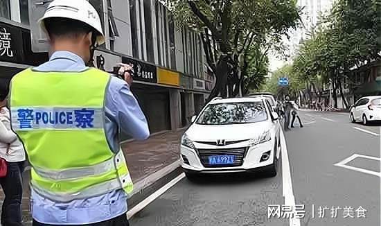 女子因违停被贴罚单后，竟爬上警车引擎盖的背后故事
